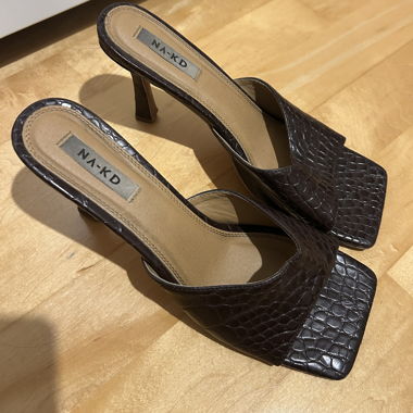 Dunkelbraune Pumps mit Kroko-Effekt