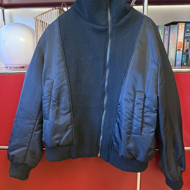 Veste noire à col montant