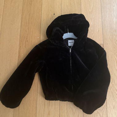 BERSHKA schwarze Kunstfelljacke mit Taschen und Kapuze