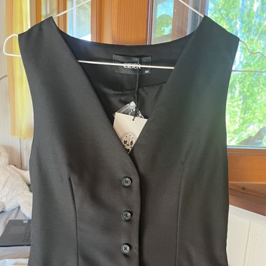 V-NECK SOLID BUTTON VEST