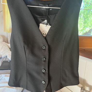 V-NECK SOLID BUTTON VEST