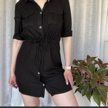 Robe-chemise noire à boutons sur le devant