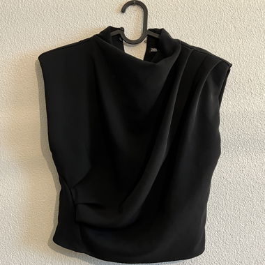 Elegante 🖤 Zara Bluse mit gepolsterten Ärmeln