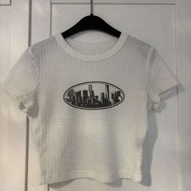 Top bianco a maniche corte con stampa