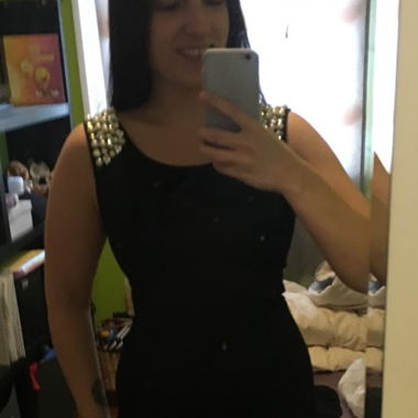 Robe avec diamants sur les épaules 