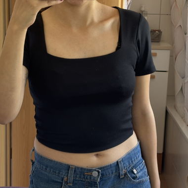 Top corto nero con scollo a U