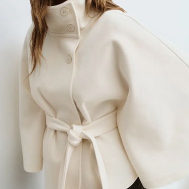 Cappotto corto color crema con cintura a fiocco