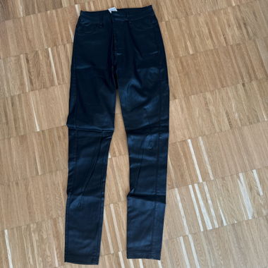 Fake Lederhose noch nie getragen
