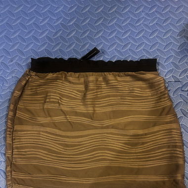 Mini jupe beige foncée/noire avec motif vagues 