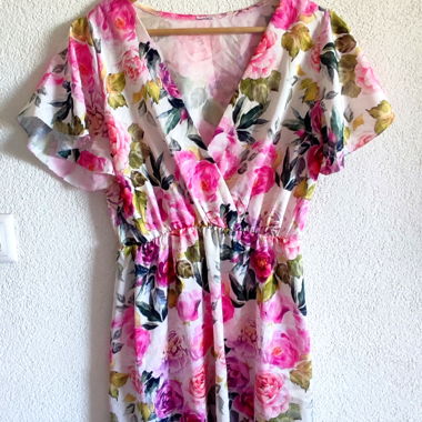 Rosa Blumen-Kleid