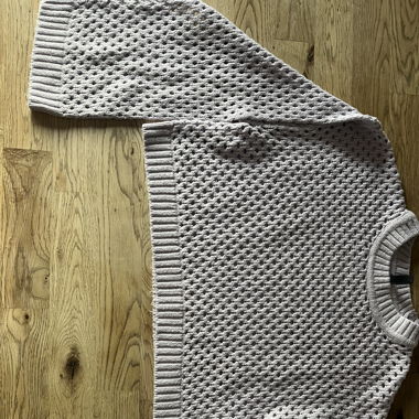 Pullover mit Löcher