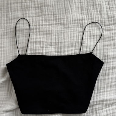 Top corto nero con spalline sottili