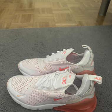AIR MAX 270