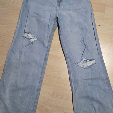 Jeans Mom H&M azzurro chiaro, look Destroyed