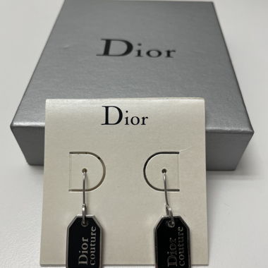 Boucle d’oreille Dior tag