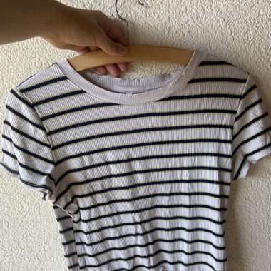 Weisses Shirt mit gelb-schwarzen Streifen
