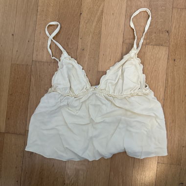Gelbes Top mit feinen Trägern von Subdued