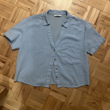 Hellblaues Kurzarm-Hemd