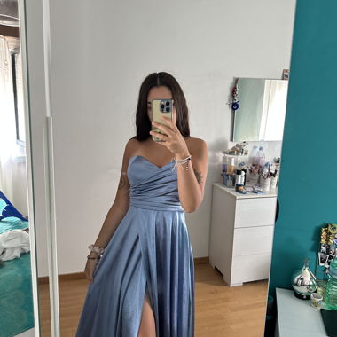 Langes Abendkleid aus himmelblauem Satin