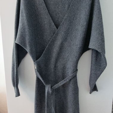 Abito in maglia grigio con cintura da annodare