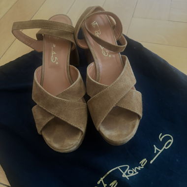 Sandales marron, Via Roma 15