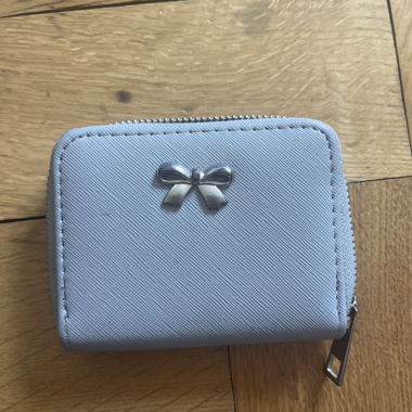 Light grey wallet with bow