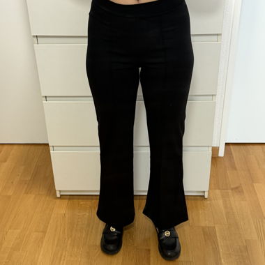 Schwarze Schlaghose