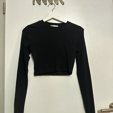 Crop top nero a manica lunga