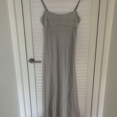 Graues Satin-Kleid