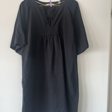 Robe noire à manches courtes