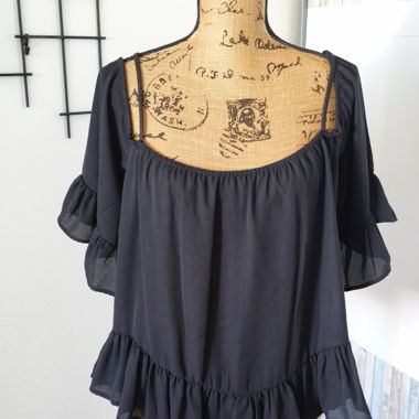 Blouse noire à volants