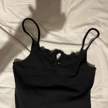 Top noir à dentelle et noeud