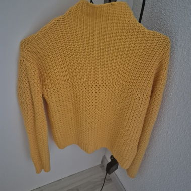 Pull col roulé en maille jaune