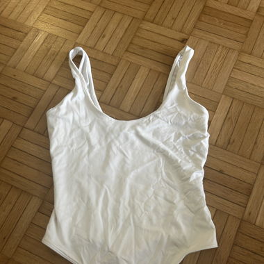 Weisser Body mit Rückenausschnitt