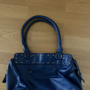 Blaue Handtasche