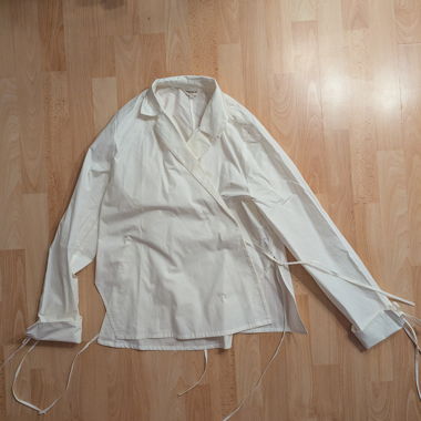 Camicia da donna bianca con nastro