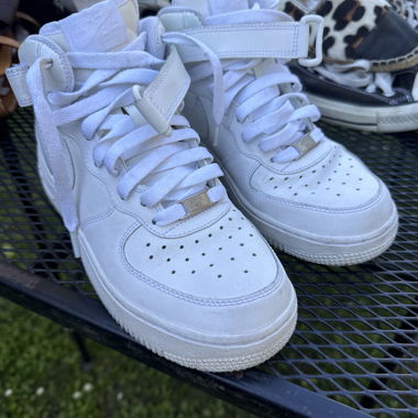 Weisse hohe Nike-Schuhe