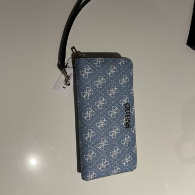 Portafoglio Guess blu con cinturino da polso