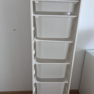 Armoire de rangement blanche étroite