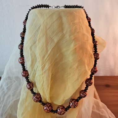 Collier en perles de bois