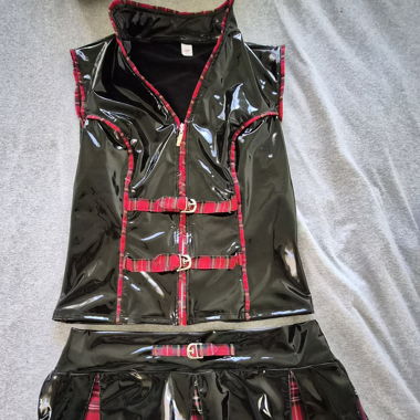 Ensemble deux pièces en tissu laqué noir avec motif à carreaux