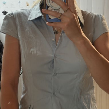 Blusa a maniche corte azzurro chiaro