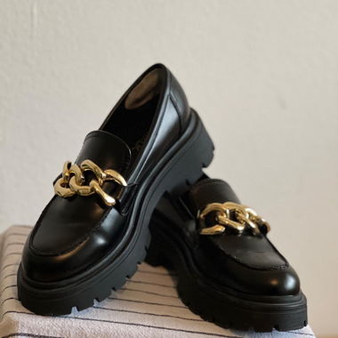 Loafer neri con catena