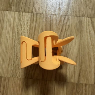 Orangefarbene Blütenclip