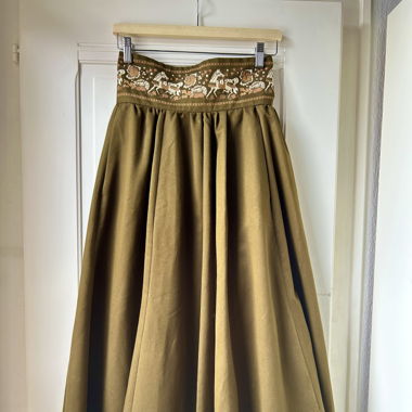 Maxi green skirt with details