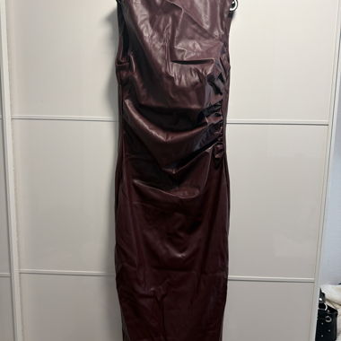 Robe bordeaux en cuir synthétique