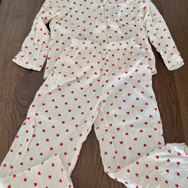 Ensemble pyjama crème avec coeurs rouges