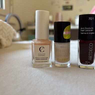 3 Nagellacke (french base, beige, dunkelrot)