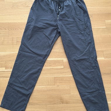 Leichte schwarze Hose