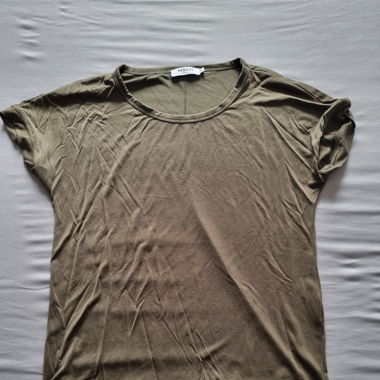 Olivfarbenes schlichtes T-Shirt
